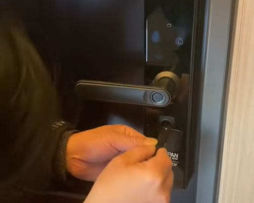 機械鎖匙開門